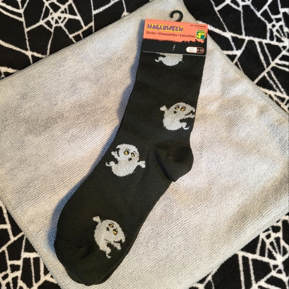 ⚡3/$10⚡  *NEW* HALLOWEEN Black Crew Socks with Silver Ghosts Sizes 4-10 - Picture 1 of 2